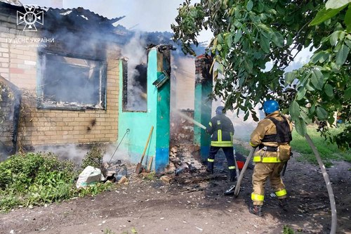 Загарбники знищили два житлові будинки у селі на Харківщині (фото)