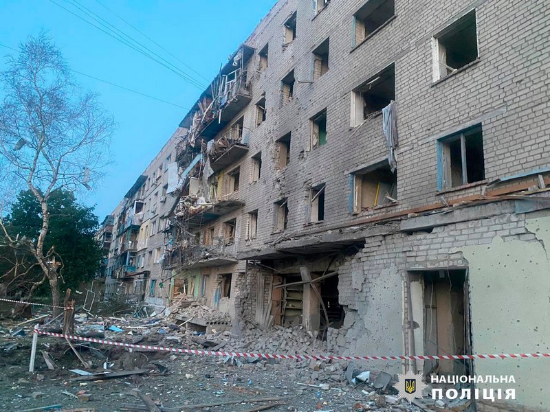 Удар керованою авіабомбою по селищу на Харківщині: оприлюднено подробиці про руйнування