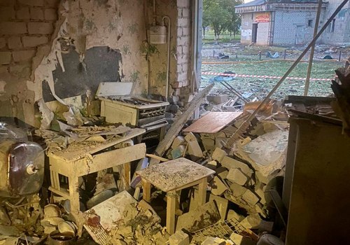 Оприлюднено фото наслідків удару авіабомбою по великому селищу на Харківщині