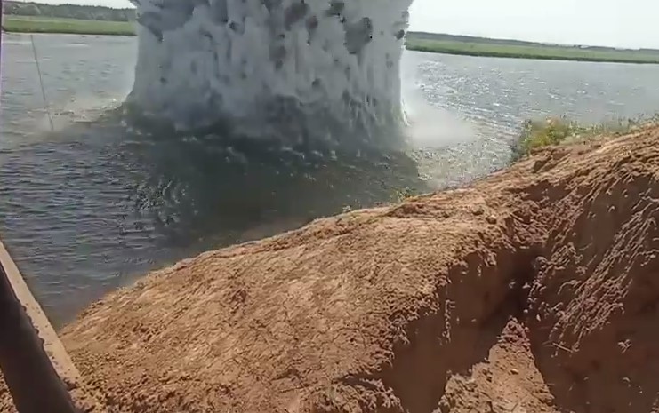 У річці на Харківщині підірвали півтонну російську авіаційну бомбу (відео)