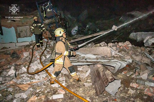 Як рятувальники ліквідували наслідки ракетного удару по Харкову: кадри з місця