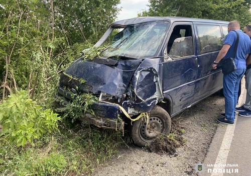 На Харківщині автомобіль вилетів з дороги та вбив людину (фото)