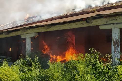 Рашисти обстріляли сільгосппідриємство на Харківщині: сталася велика пожежа (фото)