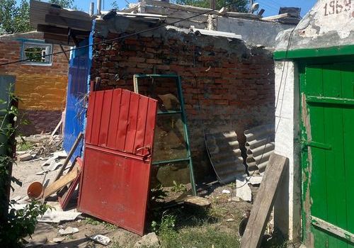 На Харківщині ворожі снаряди влучили в житловий будинок: є поранені (фото)