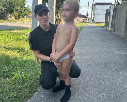 У Харкові посеред вулиці знайшли брудну дитину без одягу