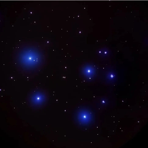 У небі над Харковом можна буде побачити багато яскравих спалахів (фото, відео)