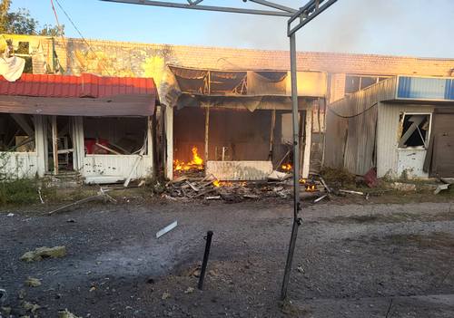 Російські окупанти вдарили по магазинах і кіосках у місті на Харківщині (фото)