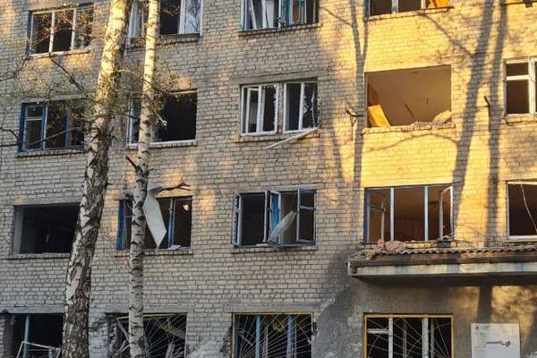 Окупанти вдарили по великому селищу на Харківщині: пошкоджено багатоквартирний будинок