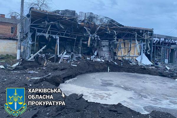 Зруйновано магазини, пошкоджено вокзал: наслідки ракетного удару по великому селищу на Харківщині (фото)
