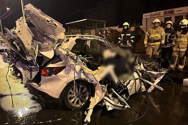 Розбитий вщент автомобіль на проспекті в Харкові: інформація поліції (фото)