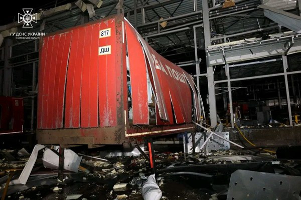 Ракетний удар по "Новій пошті" під Харковом: у ДСНС повідомили про руйнування (фото)