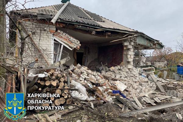 Окупанти вдарили по місту в Харківській області: зруйновано будинки, поранено людей (фото)