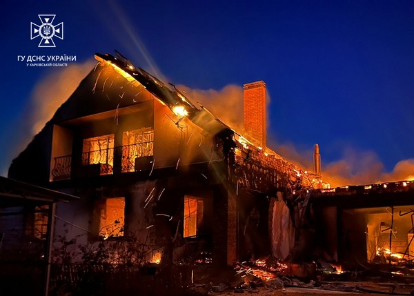 Окупанти вдарили по місту на Харківщині, сталася масштабна пожежа: кадри з місця