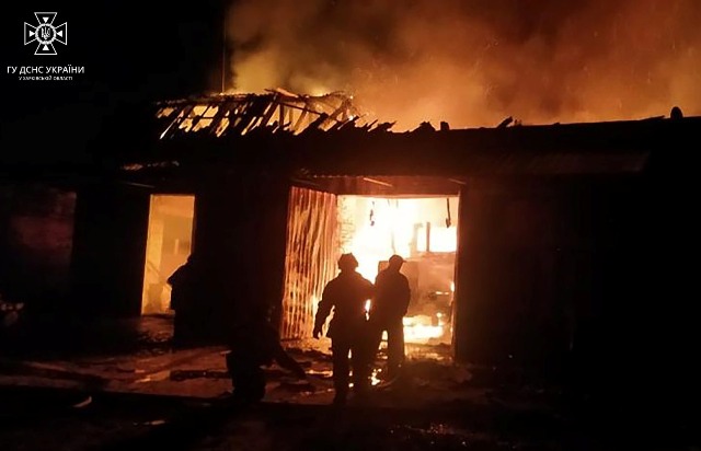 Масштабна пожежа сталася внаслідок обстрілу міста в Харківській області