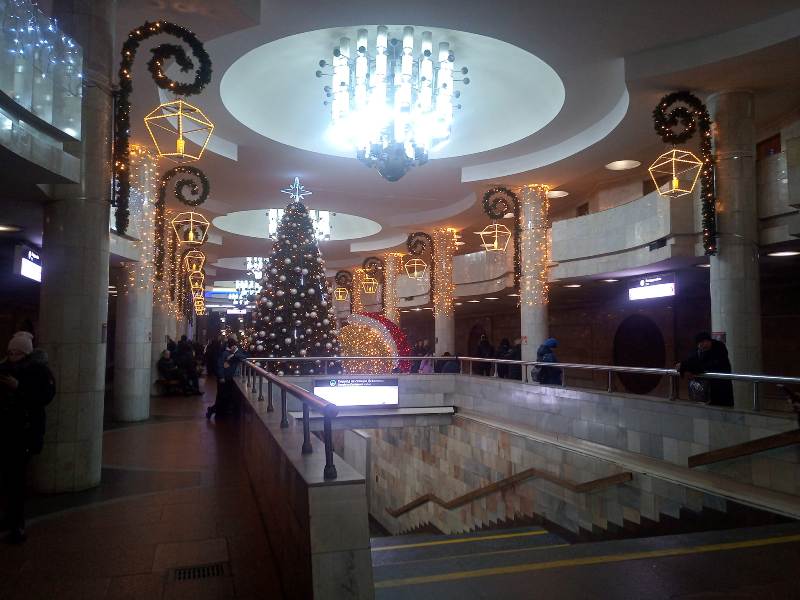 У Харкові встановили головну новорічну ялинку міста: красуня готова вбратися до свята (фото, відео)
