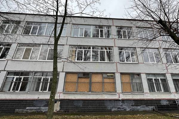 На Салтівці ремонтують школу, в яку влучили ворожі снаряди (фото)