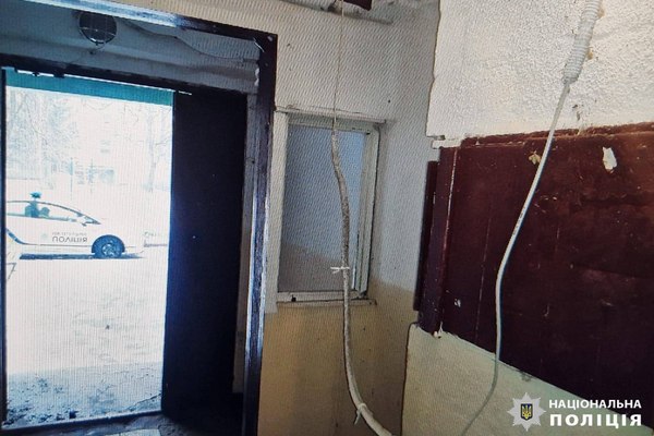 У Харкові чоловік влаштував погром у під'їзді багатоповерхівки (фото)