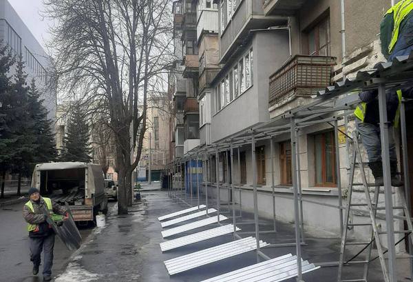 На тротуарах в Харкові встановлюють укриття