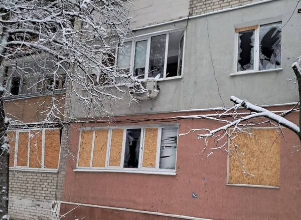 Удар авіабомбою: на Харківщині пошкоджено багатоквартирний будинок (фото)