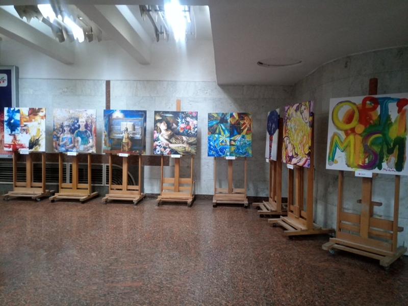Виставка картин, які надихають мріяти про щасливе майбутнє, відкрилася в Харкові (фото, відео)