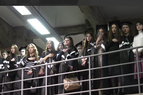 У Харкові випускники вишу попри обстріли одягнули магістерські мантії (відео, фото) 