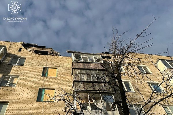 Окупанти обстріляли велике селище на Харківщині: снаряди влучили в багатоквартирний будинок (фото)