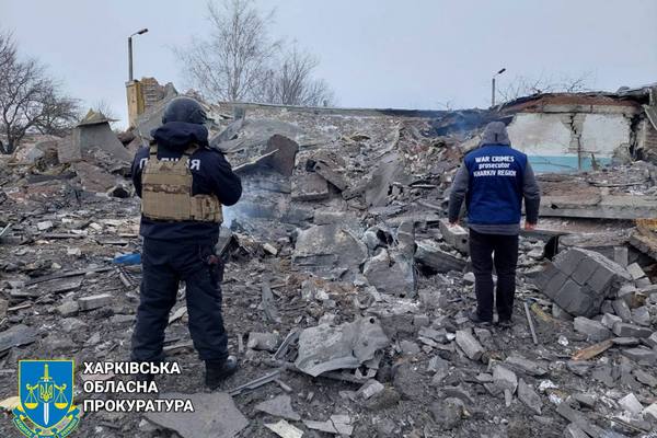 Окупанти вдарили по будинку для людей похилого віку, лікарні та підприємству на Харківщині (фото)