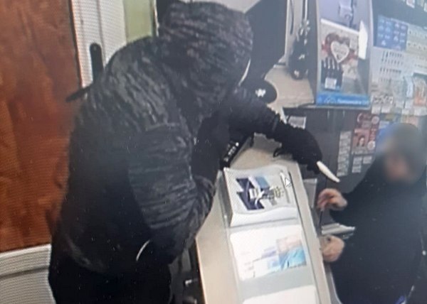 Чоловік у масці увірвався до магазину неподалік від Харкова (фото)