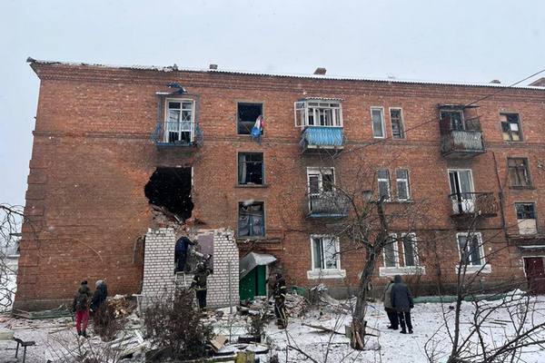 Окупанти обстріляли багатоквартирний житловий будинок у Харківській області: є жертви (фото)
