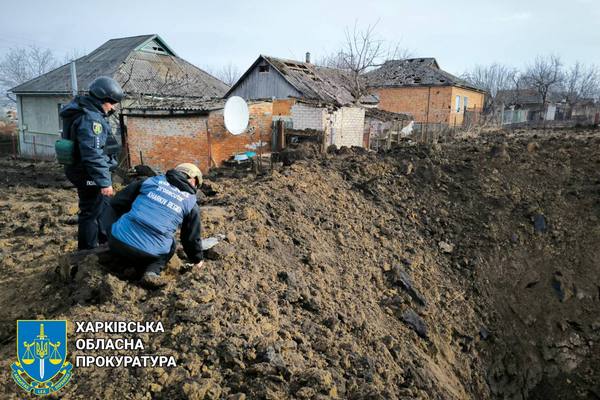 Окупанти вдарили по місту в Харківській області: пошкоджено багато будинків (фото)