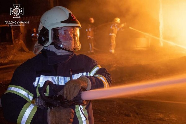 Як у Харкові ліквідовують масштабні пожежі, спричинені ударами безпілотників: кадри з місця