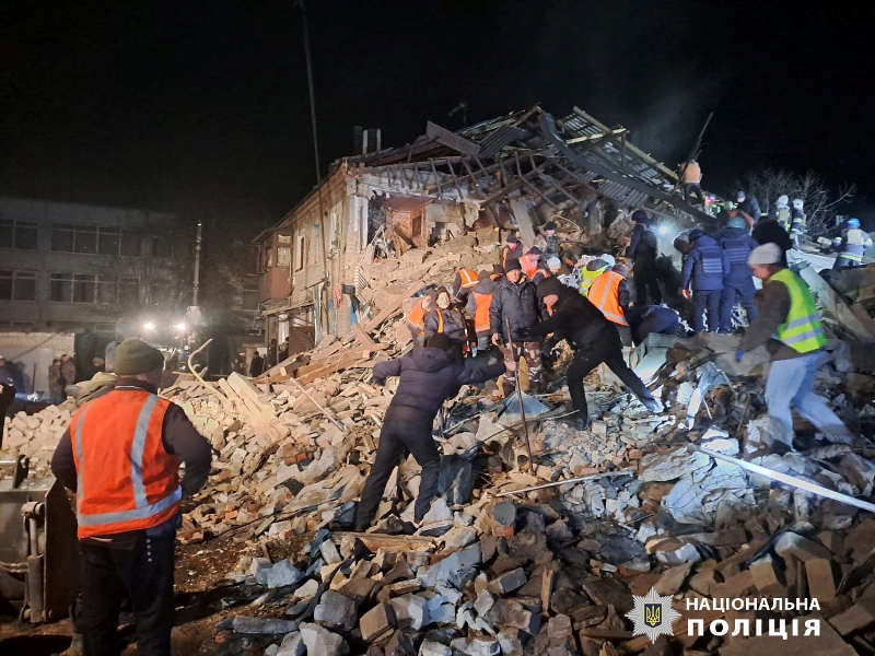 Вбиті та поранені. На Харківщині рашисти зруйнували житловий будинок (фото)