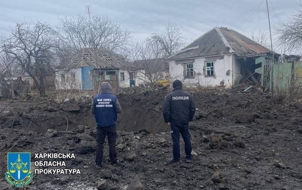 Росіяни вдень ударили ракетами по селищу в Харківській області (фото)