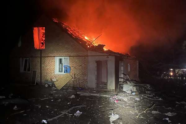 Окупанти скинули авіабомби на село в Харківській області: є загиблі та поранені (фото)