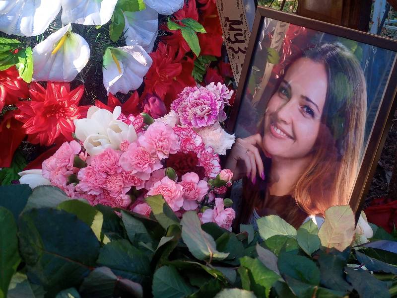 Харків'яни засипали квітами місце поховання чарівної артистки (фото, відео)
