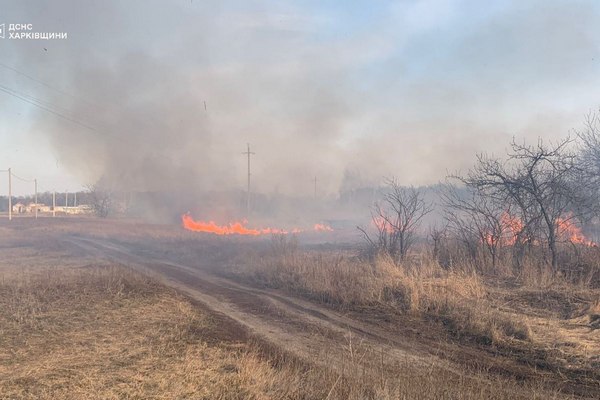 На Харківщині внаслідок обстрілу сталася масштабна пожежа (фото)