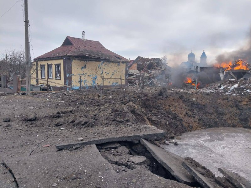 Вбито чоловіка та поранено дітей. Загарбники знову обстріляли центр громади на Харківщині (фото)