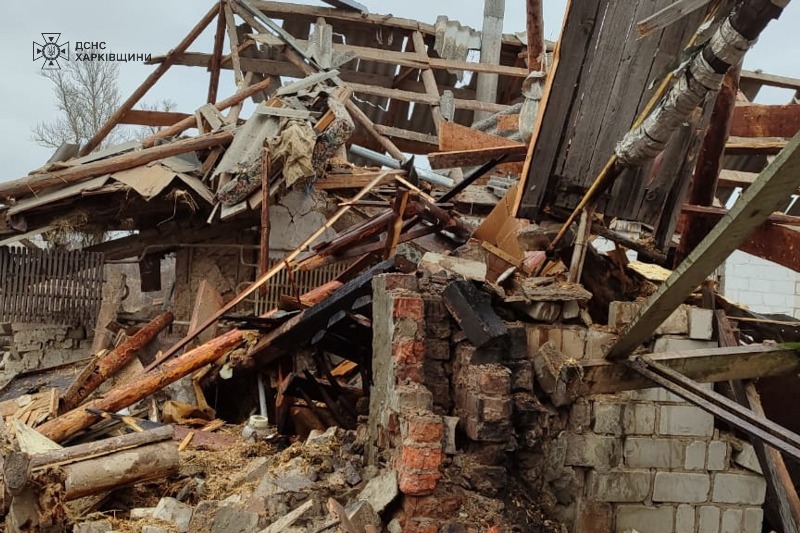 Дюжина зруйнованих будівель, пожежі, вбиті та поранені. Авіаудар по місту на Харківщині (фото)