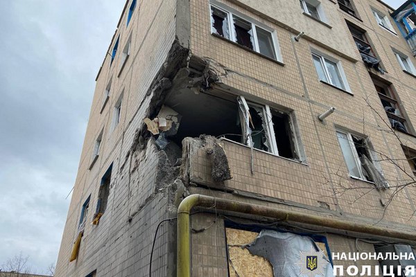 Загарбники обстріляли багатоповерхівки в Харківській області (фото)