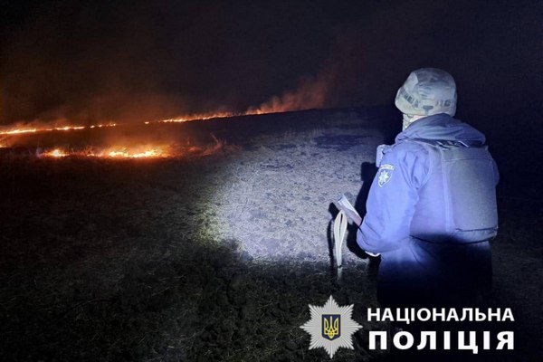 Окупанти п'ятьма авіабомбами вдарили по селищу в Харківській області