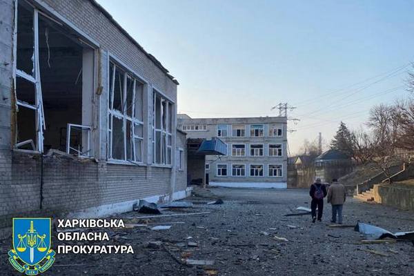 Росіяни безпілотниками зруйнували гімназію в Харківській області (фото)