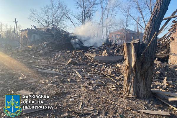 Окупанти вдарили авіабомбою по місту в Харківській області: зруйновано будинки (фото)