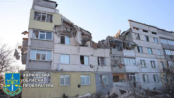 Ворожа авіація скинула бомбу на багатоквартирний будинок на Харківщині (фото)