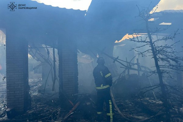 Росіяни обстріляли село на Харківщині: сталася масштабна пожежа (фото)