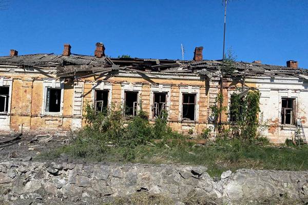 Росіяни скинули авіабомби на два селища в Харківській області (фото)