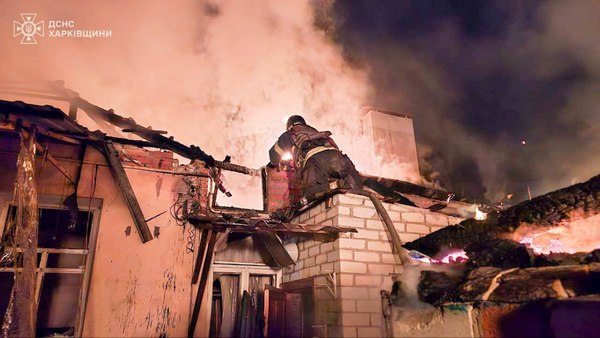 Нічна атака безпілотниками: сталися пожежі в трьох районах Харкова (фото)