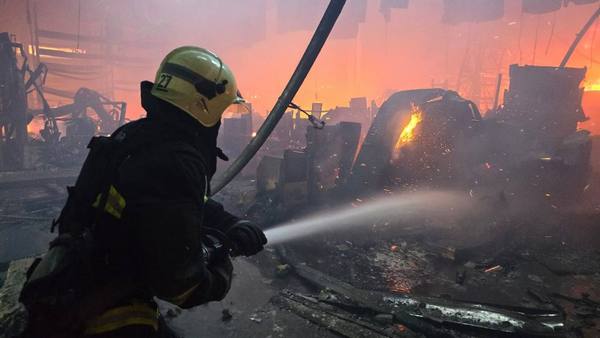 Росіяни вдарили авіабомбами по гіпермаркету в Харкові: кадри з місця