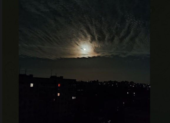 Вночі над Харковом був неймовірно красивий Місяць (фото)