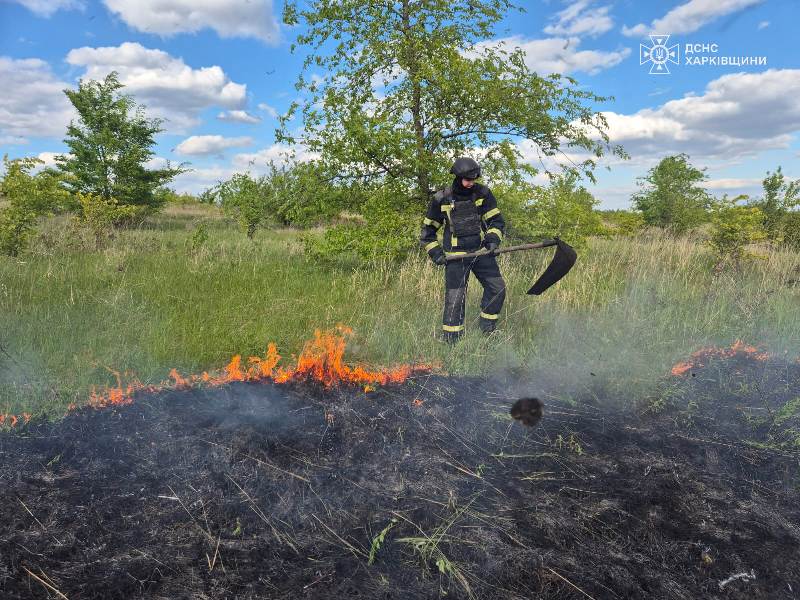 У Харківській області ворожі обстріли спричинили пожежу
