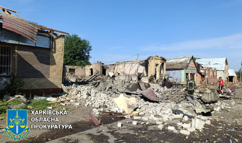 Оприлюднено кадри з місця обстрілу селища на Харківщині (фото)